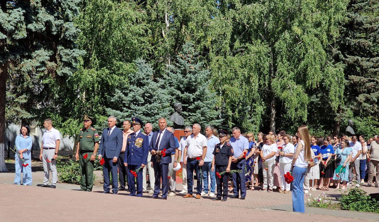 В Батайске возложили цветы к мемориалу 